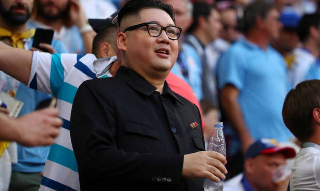 Ο «Κιμ Γιονγκ Ουν» παίζει μπάλα και χορεύει στους ρυθμούς του Μουντιάλ