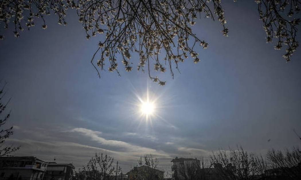 Καιρός: Ανεβαίνει η θερμοκρασία σήμερα - Σε ποιες περιοχές θα βρέξει