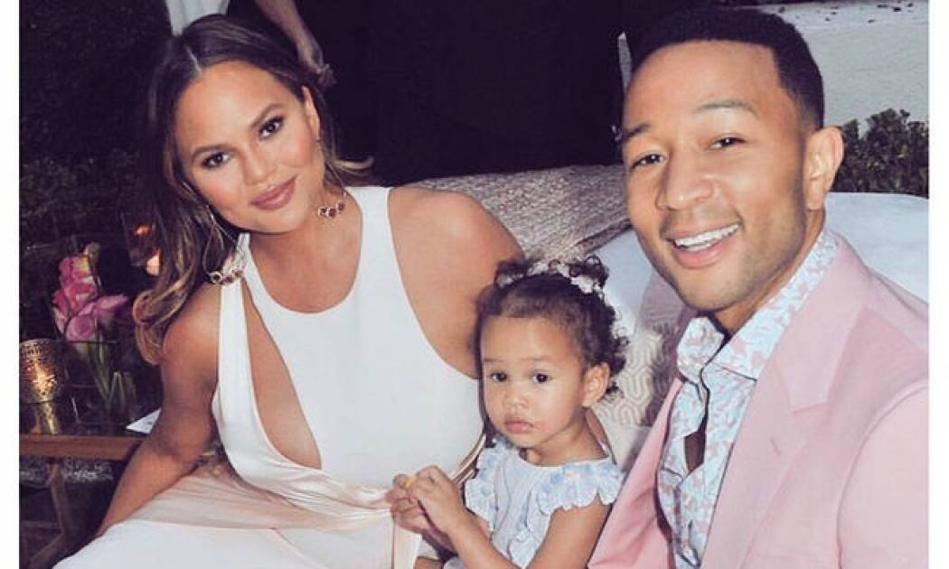 Η Chrissy Teigen μόλις μας αποκάλυψε την πιο γλυκιά συνήθεια της κόρης της