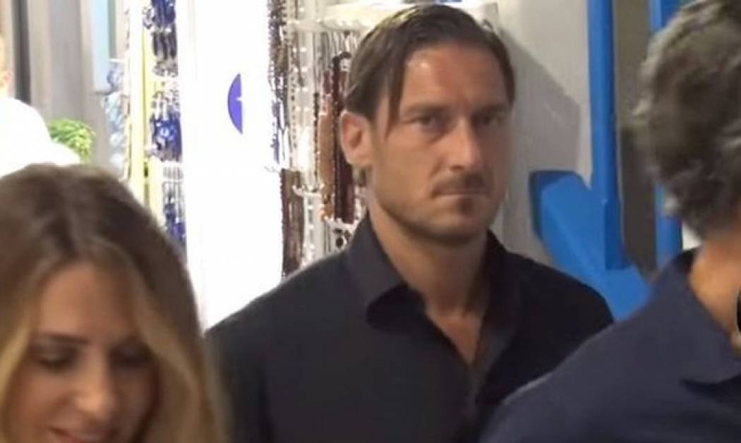 Μες στης Μυκόνου τα στενά ο Τότι (vid)