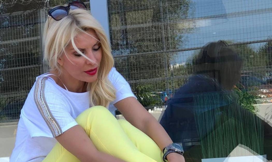 «Πιάσαμε» την Ελένη Μενεγάκη στις διακοπές της στην Ίο