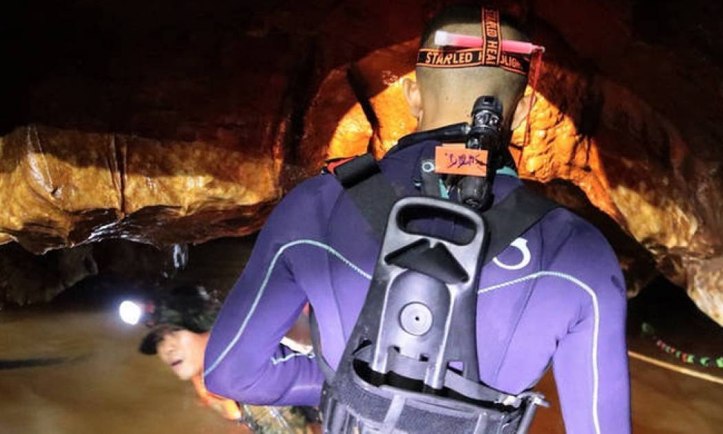 Tαϊλάνδη: Βγήκαν τα δύο πρώτα παιδιά από το σπήλαιο