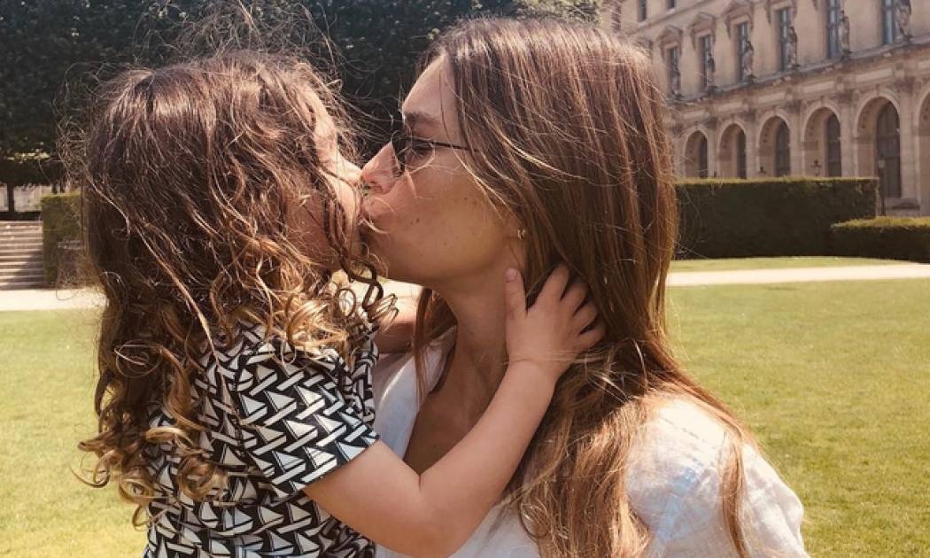 Jessica Biel: Η αγκαλιά και το τρυφερό φιλί με τον γιο της στο Παρίσι