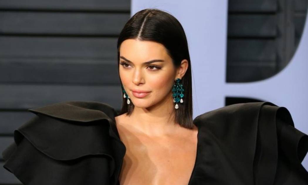 Kendall Jenner: Φόρεσε ένα τσαντάκι στο πόδι και τα It Girls προσκύνησαν