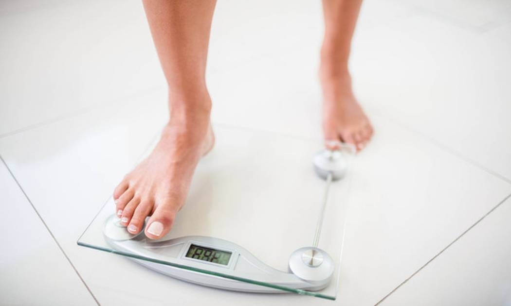 Δείτε πώς πρέπει να ζυγίζεστε για να υπολογίσετε σωστά το βάρος σας (βίντεο)