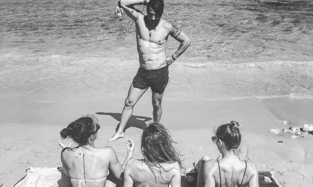 Ο Γιάννης Αϊβάζης και τα «καυτά» κορίτσια του στην παραλία!