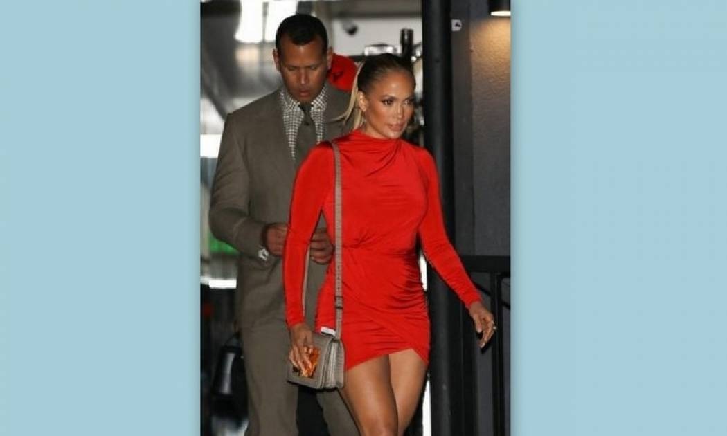 Η Jennifer Lopez μας δείχνει πως φοριέται το κόκκινο και τερματίσει το κοντέρ