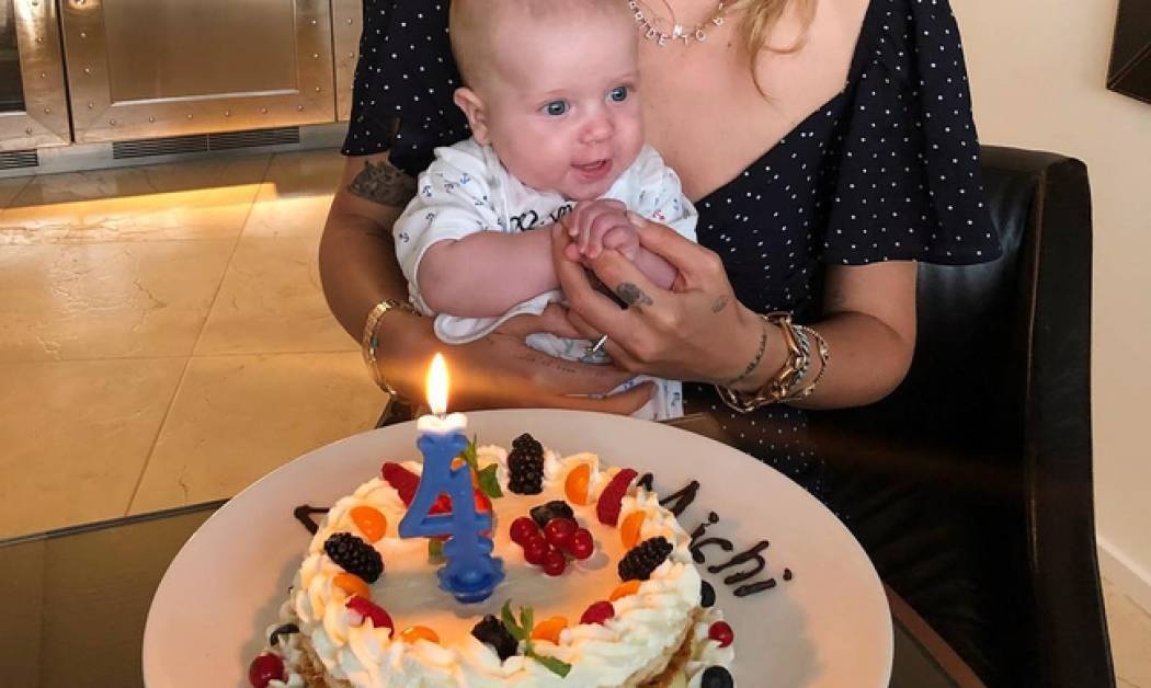 Το μωρό της έγινε 4 μηνών και του έκανε τούρτα