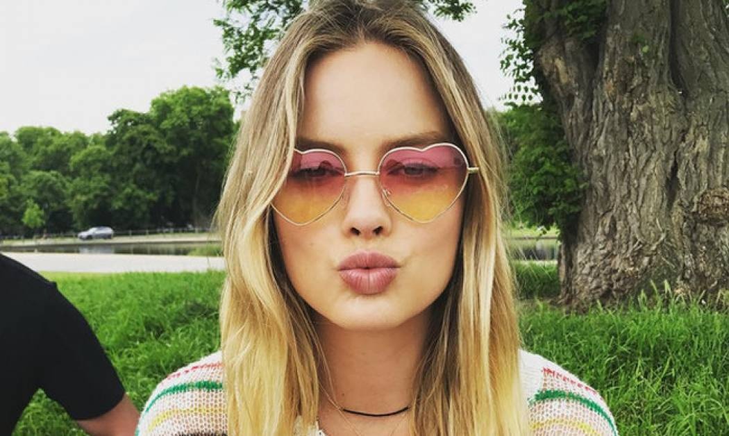 H Μargot Robbie φοράει το πιο απλό μαύρο ολόσωμο, είναι κάτασπρη και… παραμένει θεά