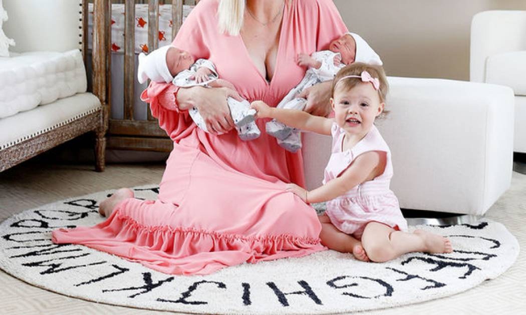 Για πρώτη φορά φωτογραφίζεται με τα δίδυμα και μας δείχνει το παιδικό τους δωμάτιο (pics)