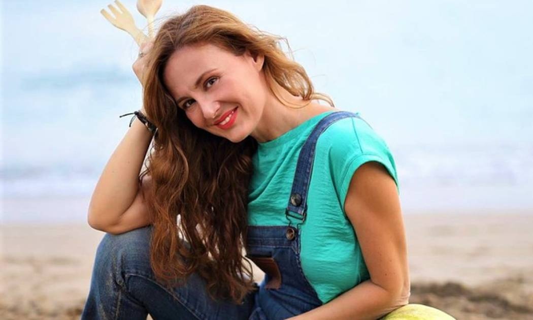 Αγγελική Λάμπρη: Φορώντας μπικίνι μαγιό πόζαρε αγκαλιά με την κόρη της στη Σχοινούσα