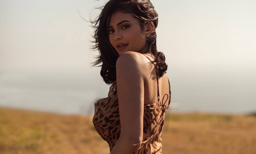 Αυτός είναι ο πραγματικός λόγος που η Kylie Jenner αφαίρεσε τα εμφυτεύματα από τα χείλη της