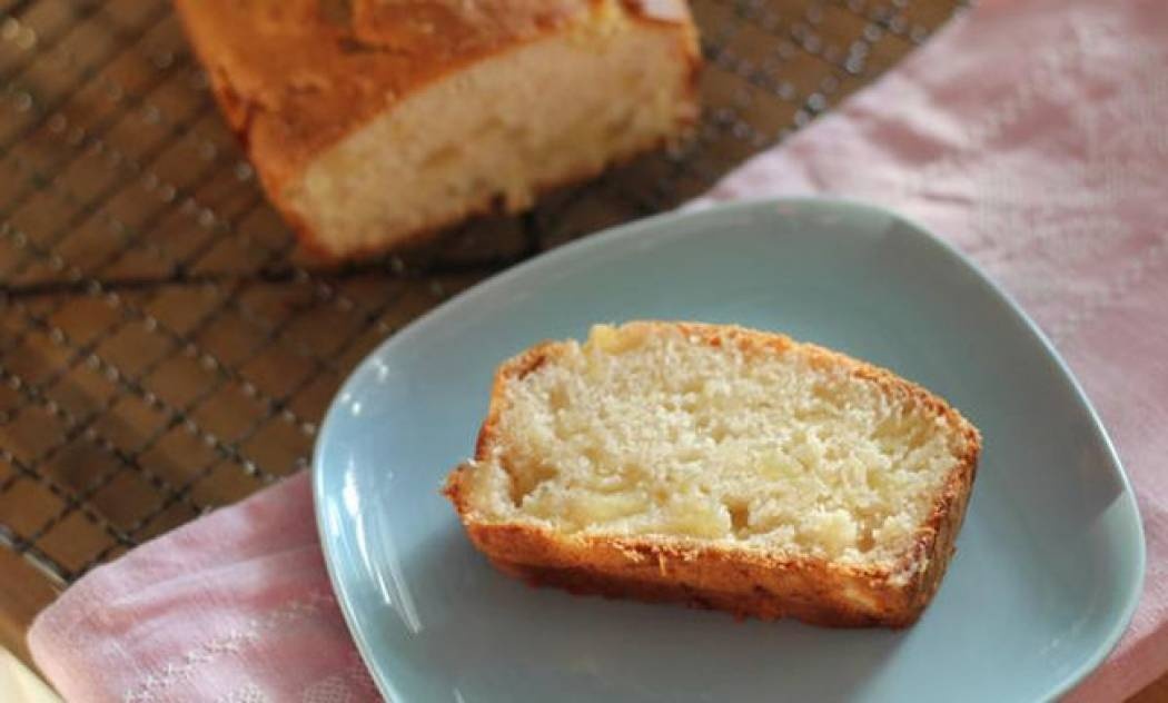 Πανεύκολο κέικ με τρία υλικά, χωρίς αυγά και βούτυρο (video)