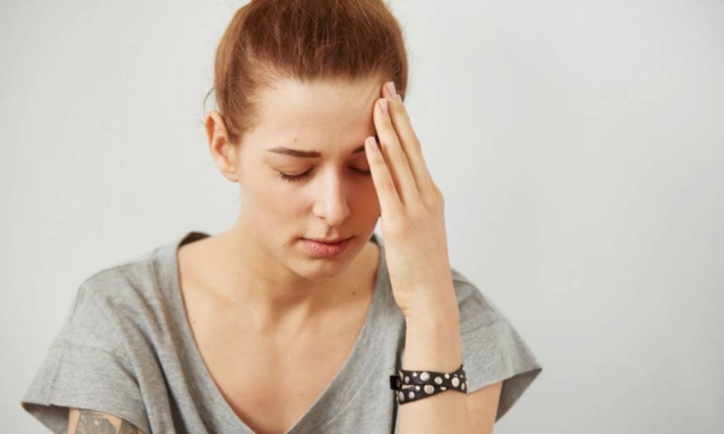 Συχνοί πονοκέφαλοι: Μήπως σας λείπει αυτή η βιταμίνη;