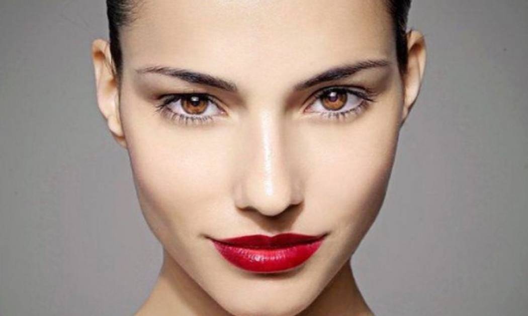 Hλιάνα Παπαγεωργίου: Η σερβιτόρα που κατέκτησε τις πασαρέλες και την καρδιά μας