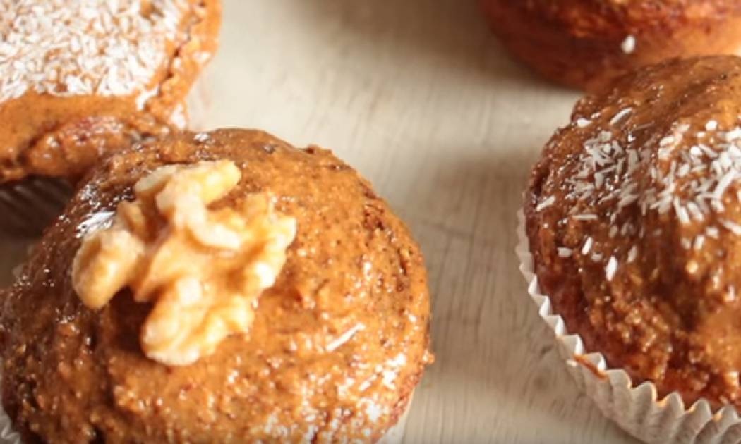 Συνταγή: Υγιεινά mini carrot cakes (vid)