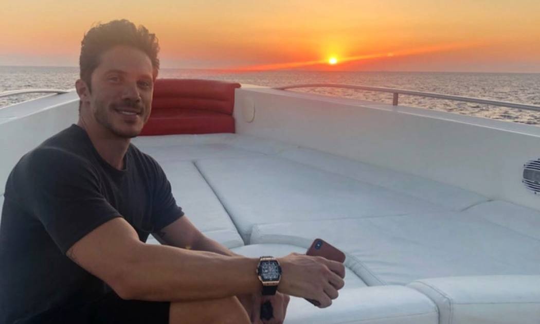 Νίκος Οικονομόπουλος: Μας ενημερώνει πως ήρθε το καλοκαίρι με έναν ιδιαίτερο τρόπο