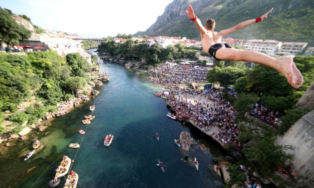 Βοσνία: Εντυπωσιακές βουτιές στα νερά του Νερέτβα από τη γέφυρα του Μόσταρ