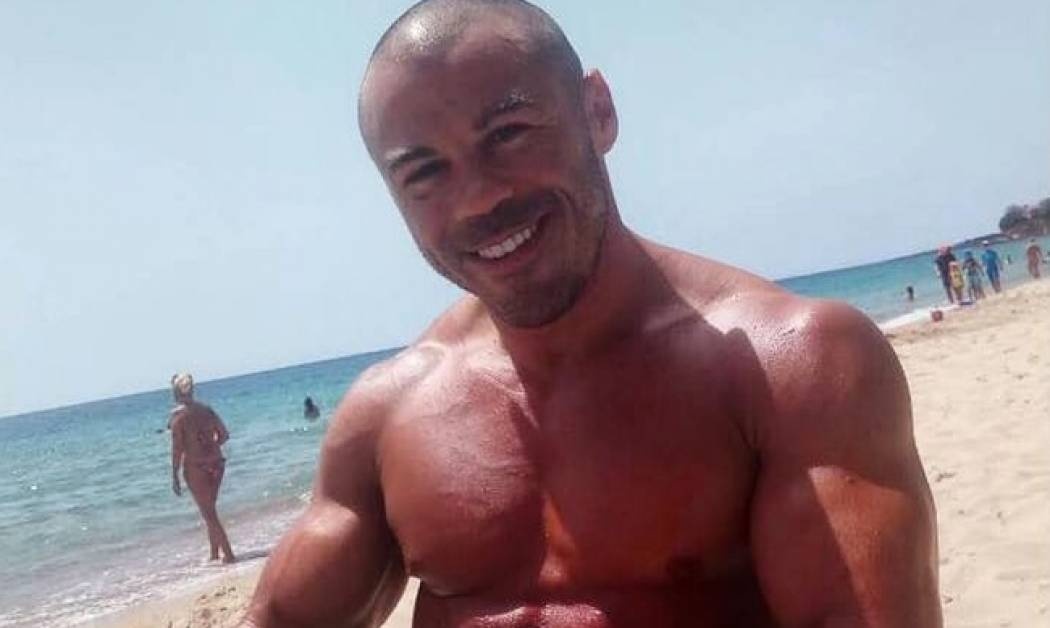 Μιχάλης Ζαμπίδης: Στην παραλία με το τάπερ της μαμάς