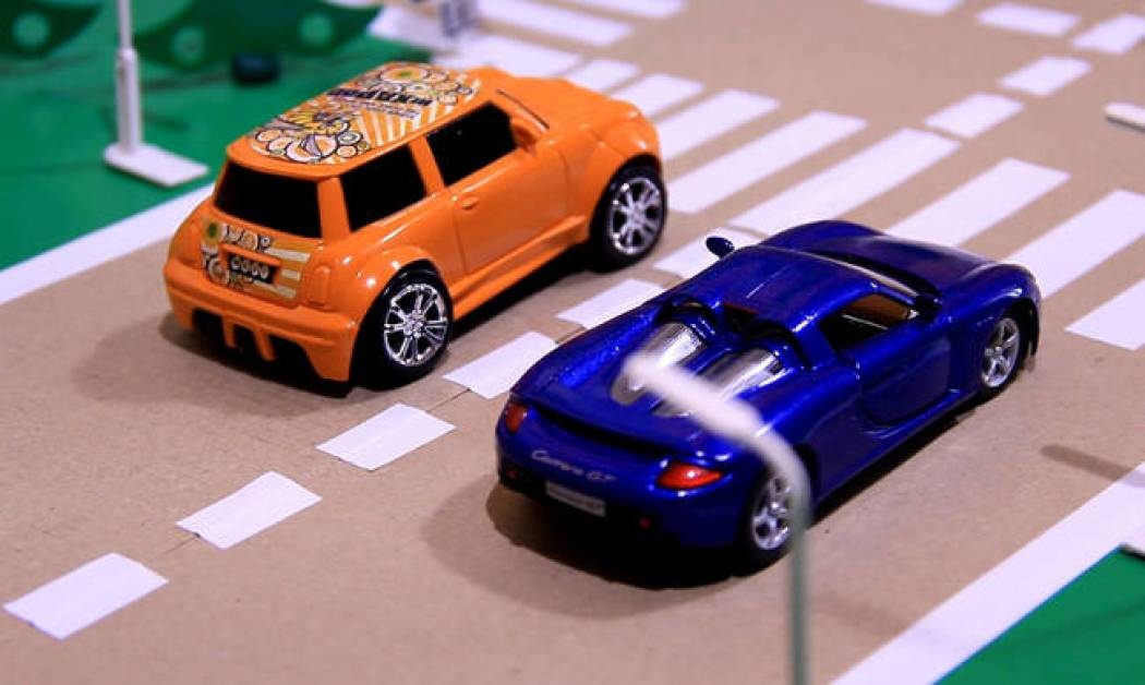 Πήραν το αμαξάκι του εγγονού τους και βγήκαν βόλτα (vid)