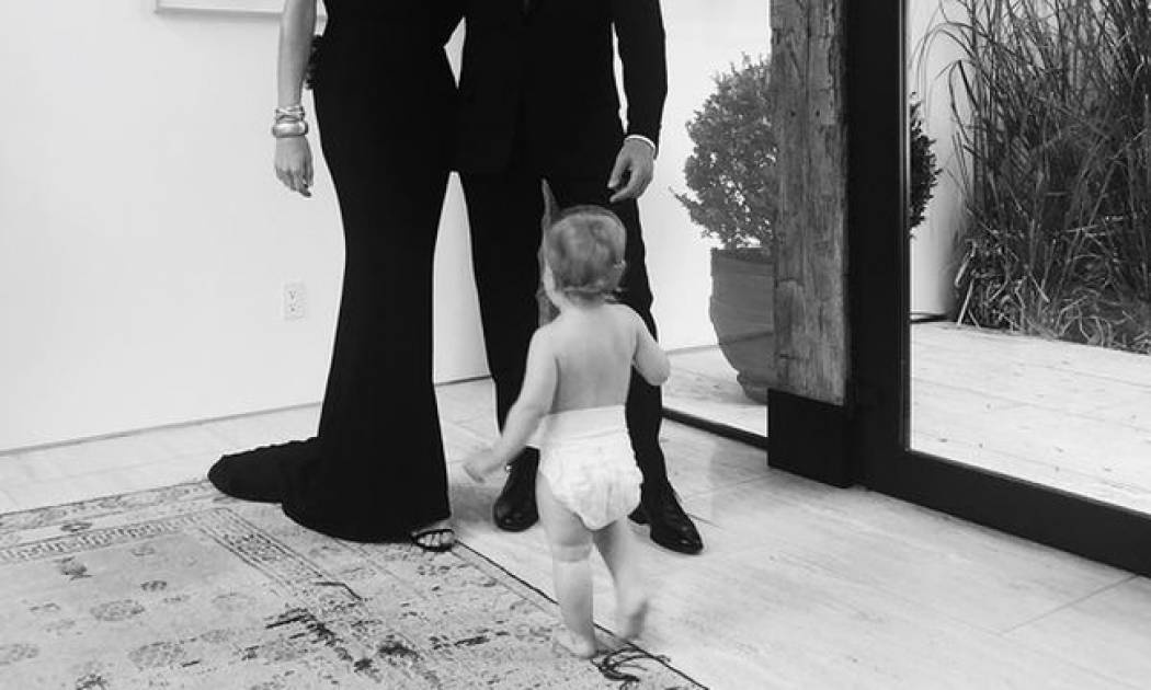 Γνωστό ζευγάρι ετοιμάζεται να βγει αλλά δεν το αφήνει ο γιος του