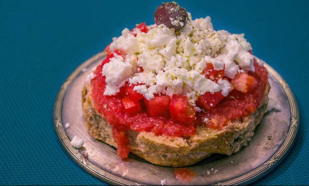 Ντάκος ο διεθνής: «Ιδανικό καλοκαιρινό σνακ», σύμφωνα με την Der Standard