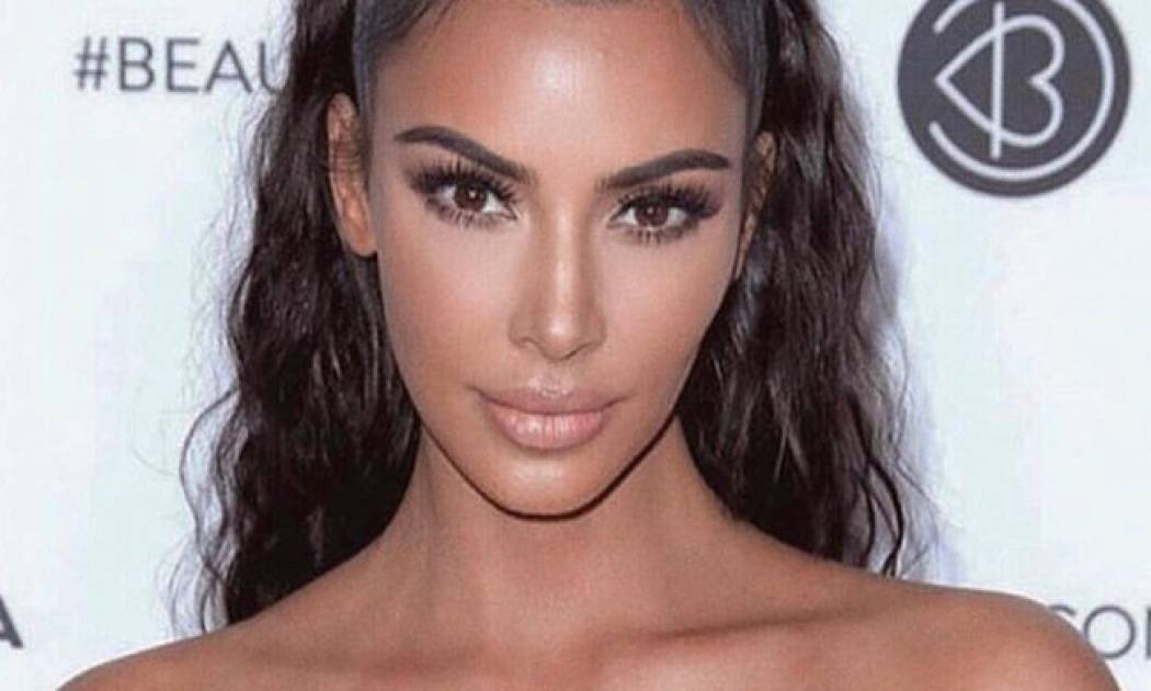 Κλείνουμε τα μάτια μας. Η Kim Kardashian με το πιο κιτς outfit ever