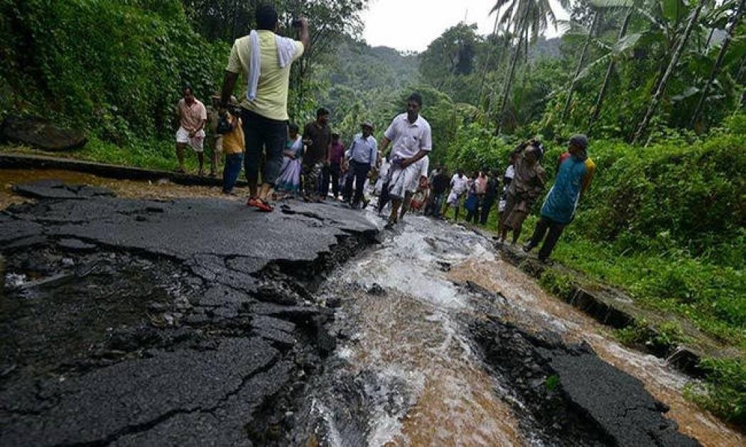 Φονικές πλημμύρες στην Ινδία: Τουλάχιστον 42 νεκροί (vid)