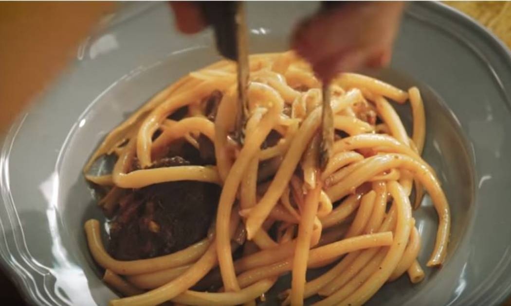 Μοσχαράκι κοκκινιστό με μαύρη μπύρα και χοντρά μακαρόνια