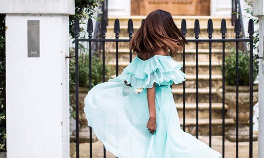 Bρήκαμε το στυλ φορέματος που έχει «βάλει φωτιά» στα Social Media