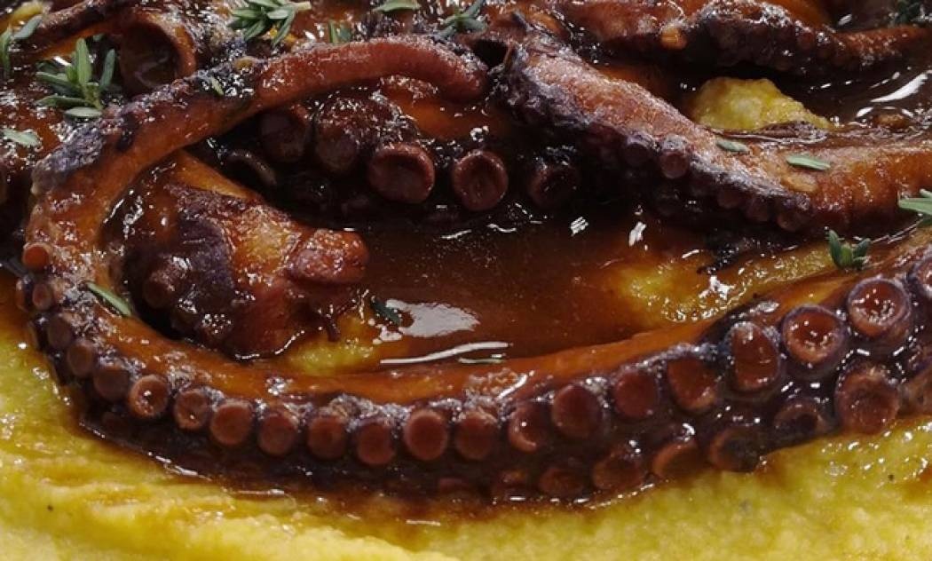 Χταπόδι κοκκινιστό με φάβα