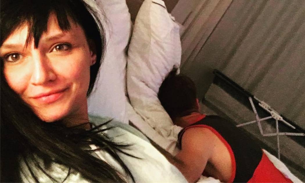 Η Νέγκα τα έτσουξε και ο άντρας της... κοιμάται