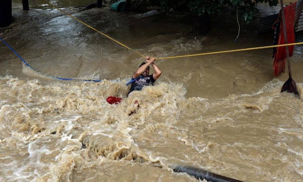 Τραγωδία στην Ινδία: 410 νεκροί από τις «πλημμύρες του αιώνα» και η βροχή συνεχίζεται (Pics+Vids)