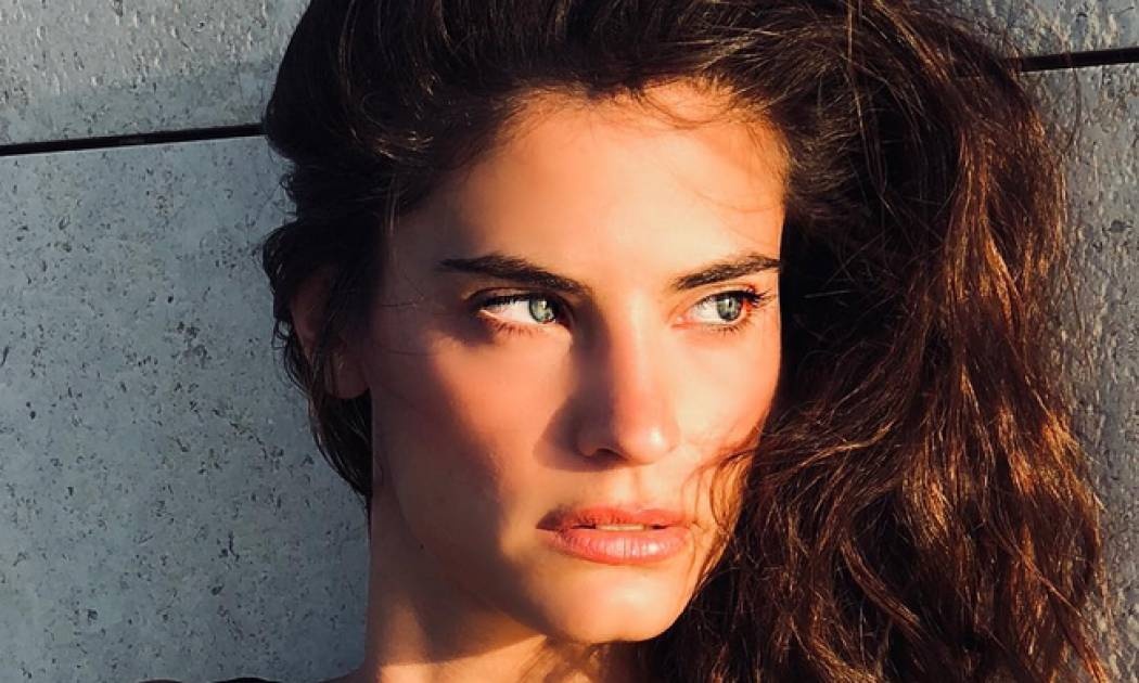 Χριστίνα Μπόμπα: Μία βδομάδα πριν παντρευτεί, φόρεσε λευκό φόρεμα και περπατά ξυπόλυτη στην Αμοργό