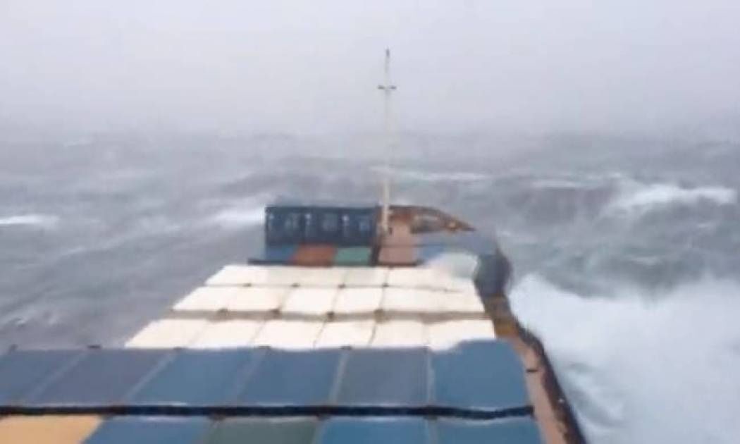 Απίστευτες εικόνες: Εμπορικό πλοίο παλεύει με τα κύματα (vid)