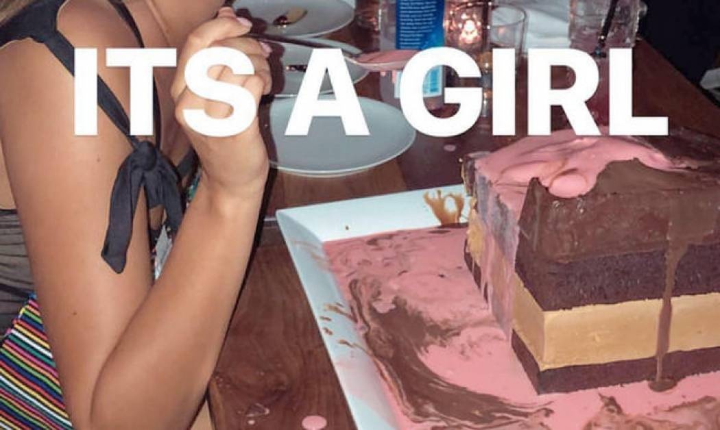 Είναι κορίτσι! Το γνωστό ζευγάρι αποκάλυψε το φύλο του μωρού που περιμένει (pics)