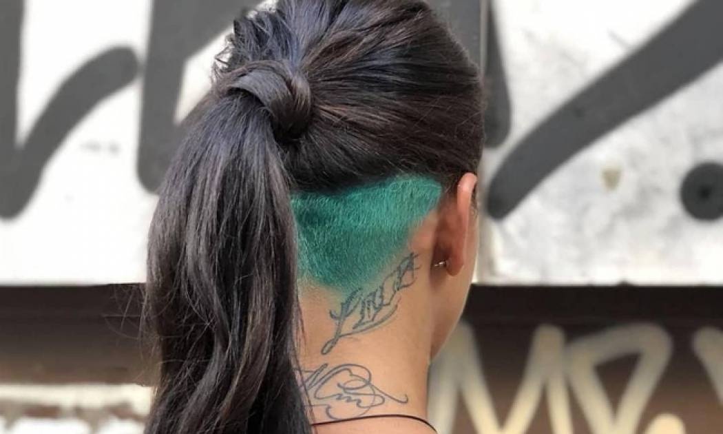 Έβαψε τα μαλλιά της τιρκουάζ!