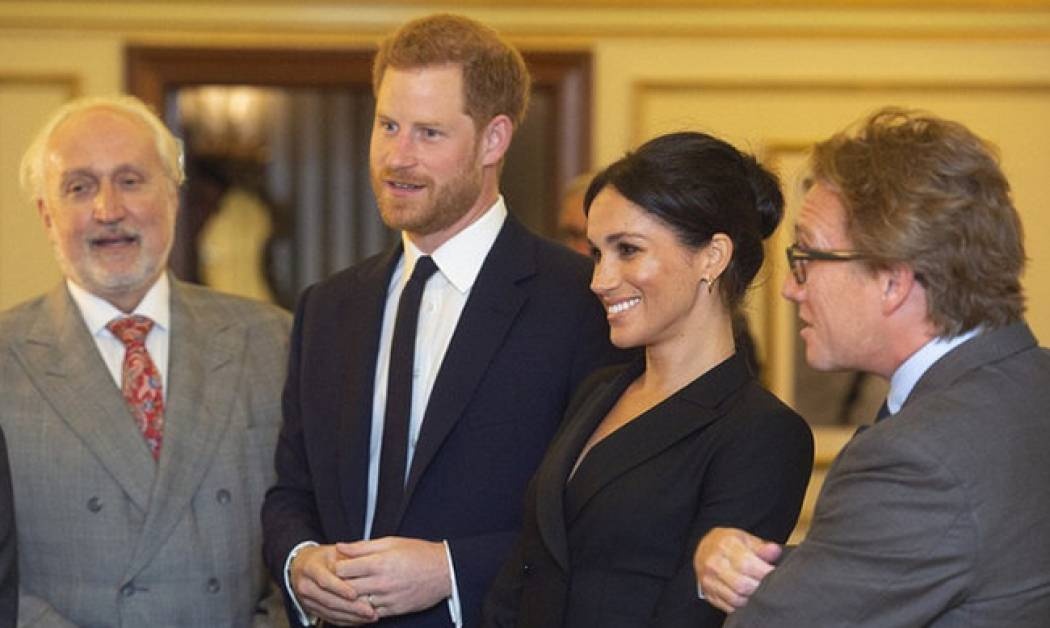 Ποιο πρωτόκολλο; Η Meghan Markle φόρεσε το πιο super mini φόρεμα στην ιστορία του Παλατιού