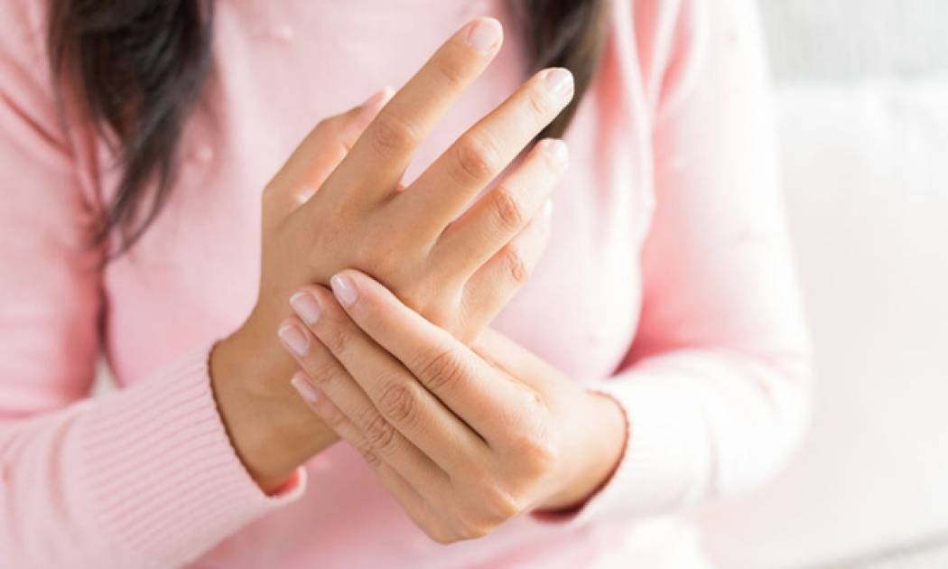 Συμπίεση νεύρου: Τι είναι & με ποια συμπτώματα εκδηλώνεται