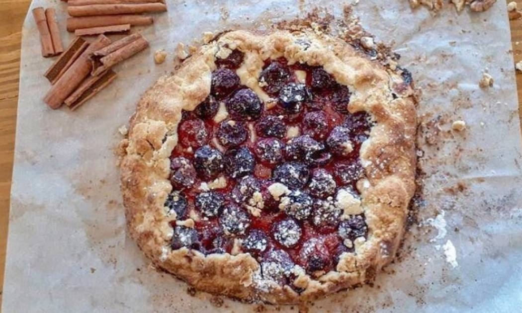 Εύκολη τάρτα με κεράσια και καρύδια