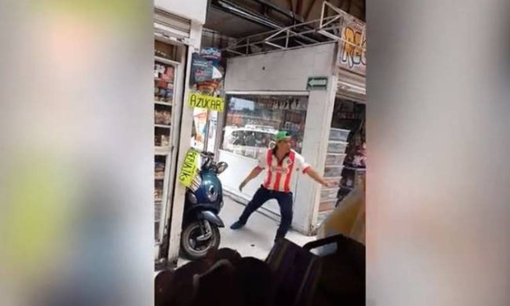 Τι συμβαίνει όταν ένας... αδέσποτος ταύρος εισβάλλει σε υπαίθρια αγορά; Δείτε το βίντεο