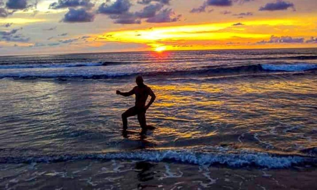 Πρώην παίκτης του Survivor κάνει διακοπές στα Pucket