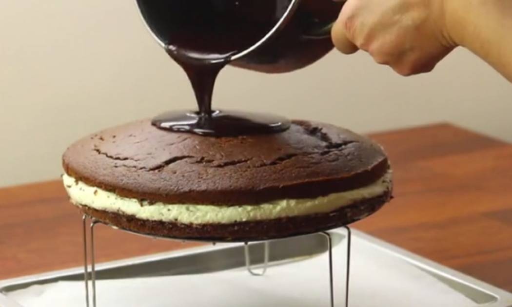 Φτιάξτε ένα λαχταριστό Kinder Delice κέικ σε 20 λεπτά (vid)