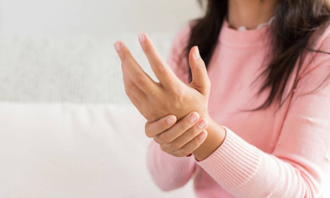 Oι λόγοι που μουδιάζουν τα χέρια κατά τη διάρκεια της νύχτας