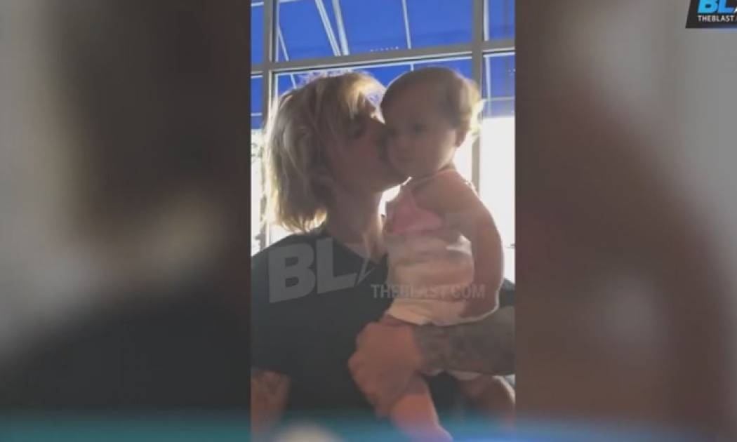 Ο Justin Bieber έτοιμος να γίνει μπαμπάς! Δείτε τον με λιλιπούτεια θαυμάστριά του