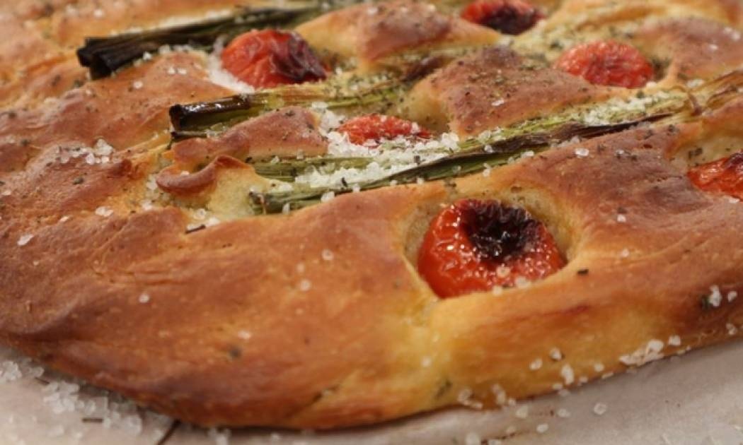 Φοκάτσια με φρέσκα κρεμμυδάκια και ντοματίνια