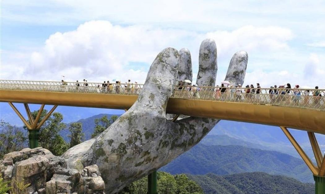 Η ομορφότερη γέφυρα του κόσμου είναι χρυσή και βρίσκεται στο Βιετνάμ