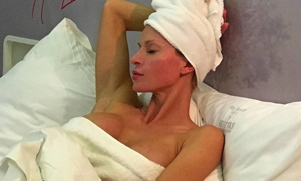 Ελληνίδα μάνα κολάζει γυμνή στην κουζίνα της! (photos)