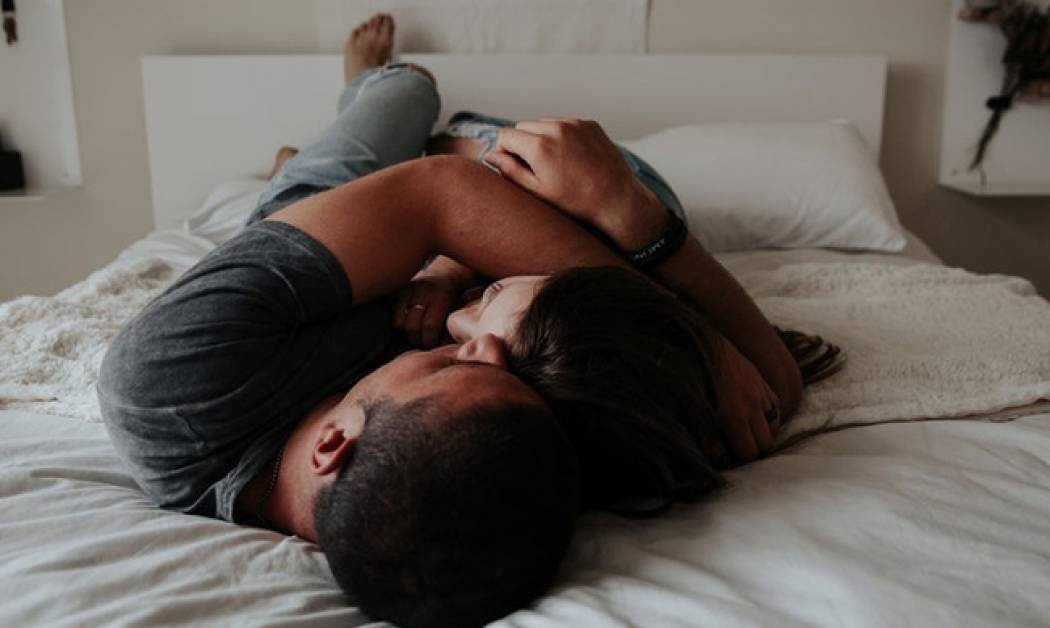 «Ο σύντροφός μου με πιέζει να κάνουμε σεξ»: Τι προτείνει η ειδικός να κάνεις