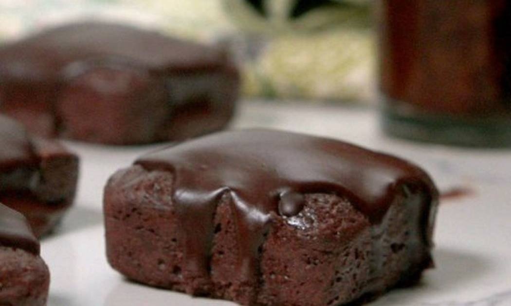 Το τέλειο γλυκό: Ζουμερά brownies με γλάσο από μαύρη μπίρα (vid)